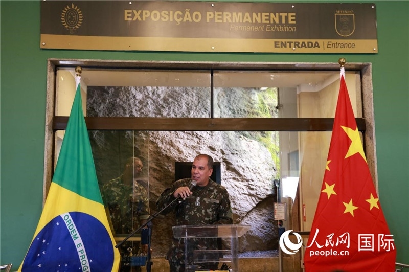 科帕卡瓦納要塞司令亞歷山大·羅伯托在攝影展開幕式上致辭。 人民網(wǎng)記者 陳海琪攝