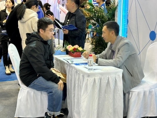 沈陽招聘會現(xiàn)場。人民網(wǎng)記者 尹柏寒攝