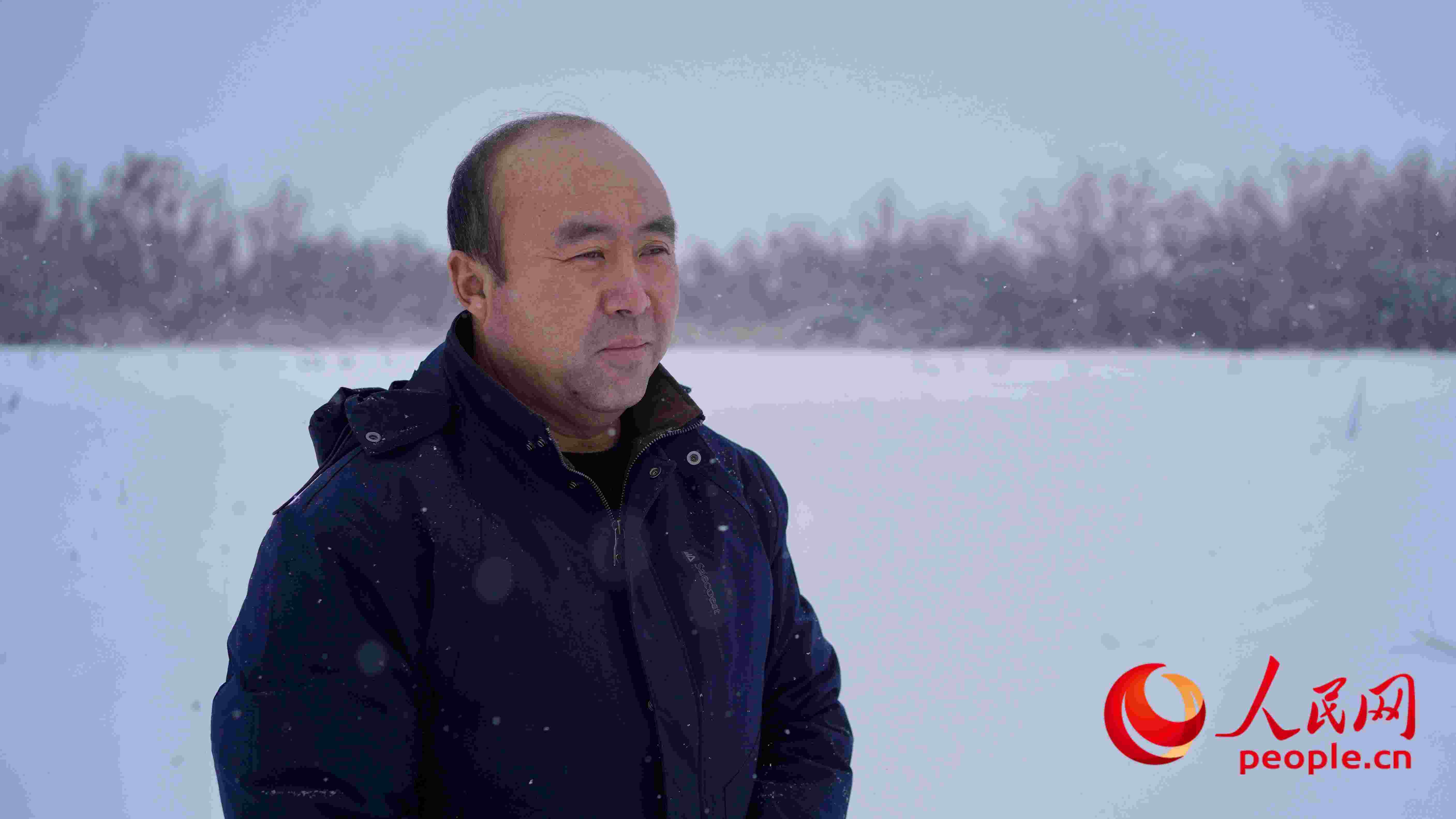 馬曉華回憶當年和父親一起種樹的情形，滿是懷念。人民網(wǎng) 周靜圓攝