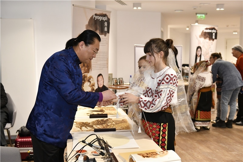 圖為羅馬尼亞小學(xué)生在現(xiàn)場體驗烙畫。 布加勒斯特中國文化中心供圖