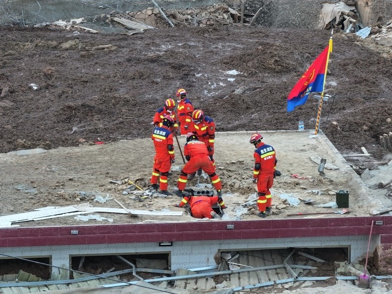 救援人員在現場。賀勇攝。