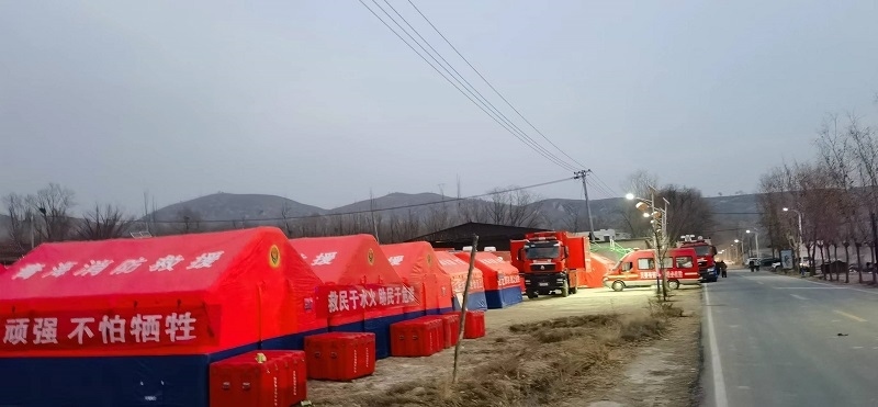 救災隊員現場扎起了帳篷。王梅攝。