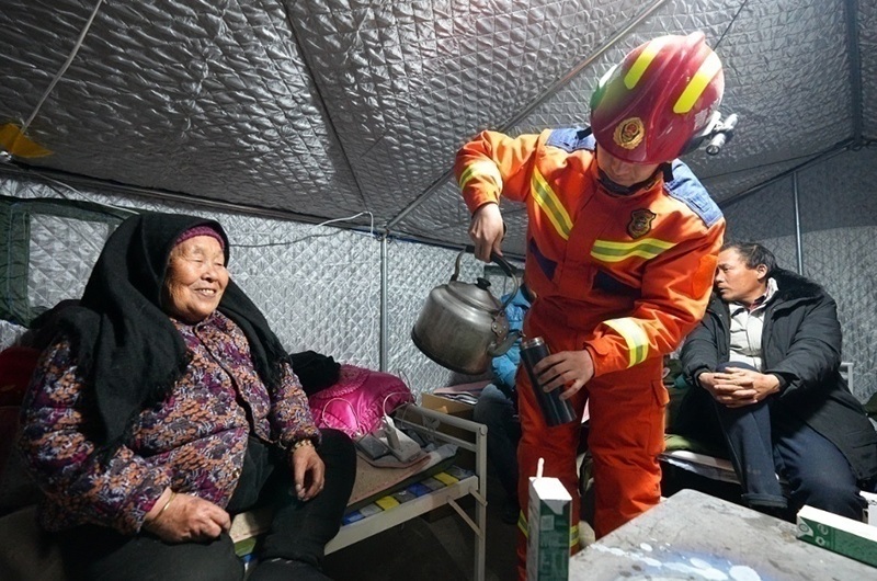 村民龔尕芳與消防員交流。賀勇攝。