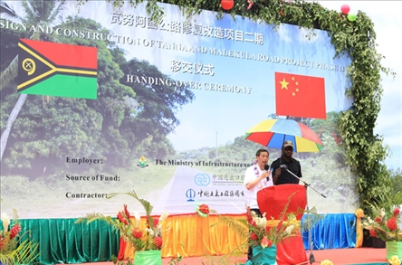 2023年12月18日，中國駐瓦努阿圖大使李名剛在瓦努阿圖公路項(xiàng)目二期馬勒庫拉段的移交儀式上發(fā)表致辭。人民網(wǎng) 賀吉攝