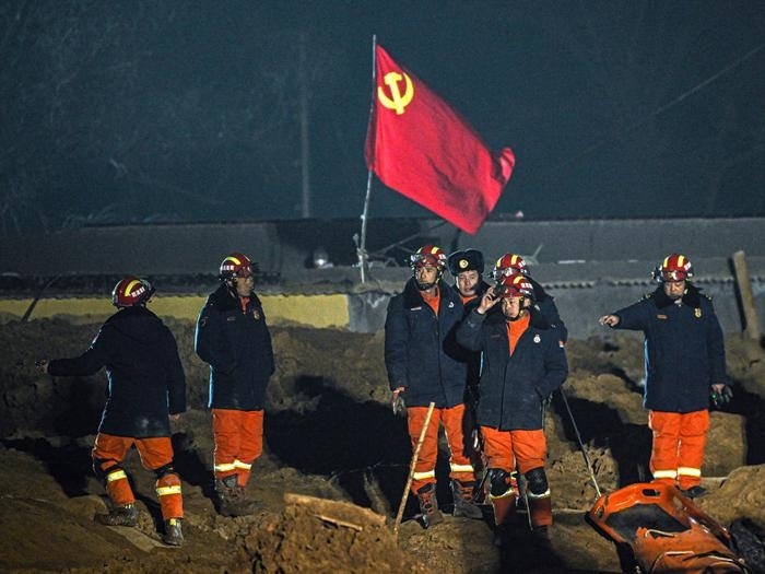 2023年12月21日，救援隊(duì)員在青海省海東市民和回族土族自治縣中川鄉(xiāng)金田村現(xiàn)場(chǎng)救援。新華社記者 張龍 攝