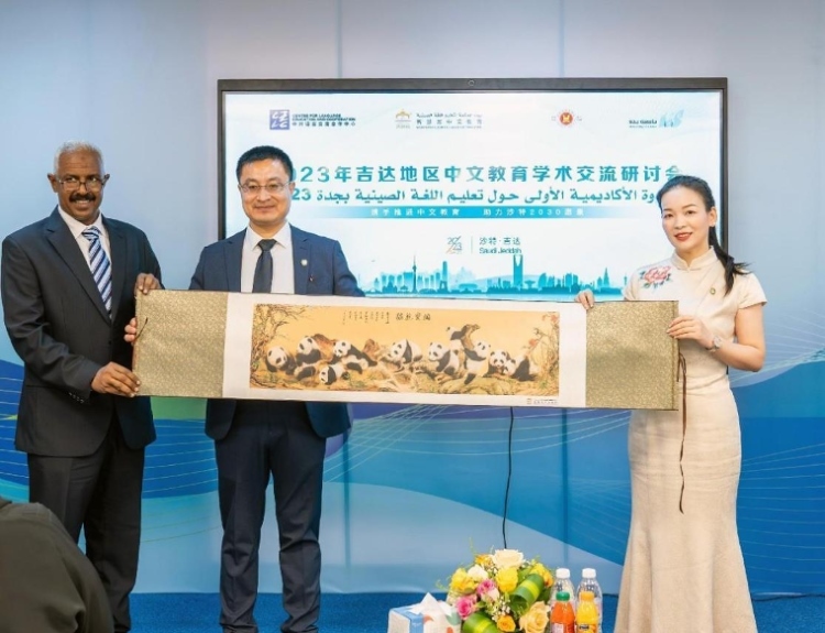 主辦方向與會代表贈送書畫作品。主辦方供圖