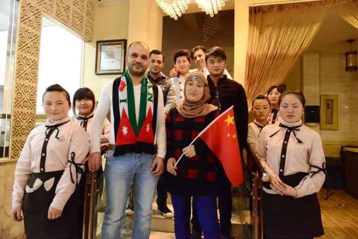 穆罕奈德夫婦與餐廳員工合影。共享聯(lián)盟·義烏 呂斌 攝