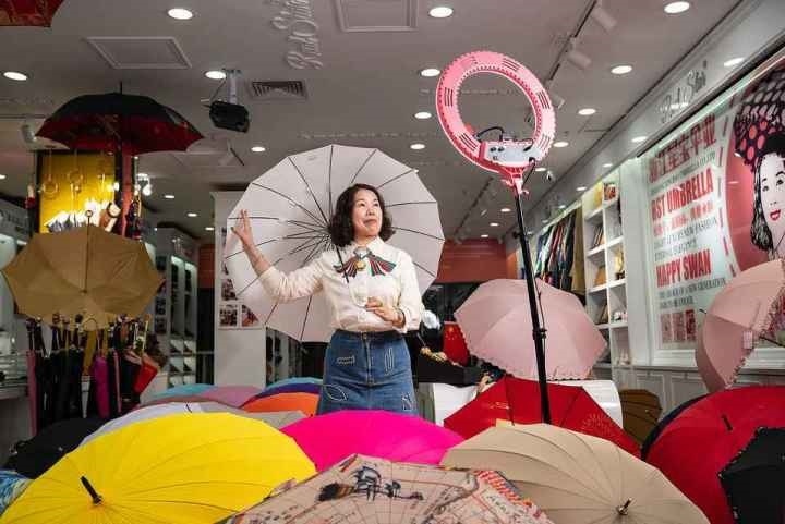 在義烏打拼了27年的商戶張吉英，正通過直播銷售雨傘。義烏市委宣傳部供圖