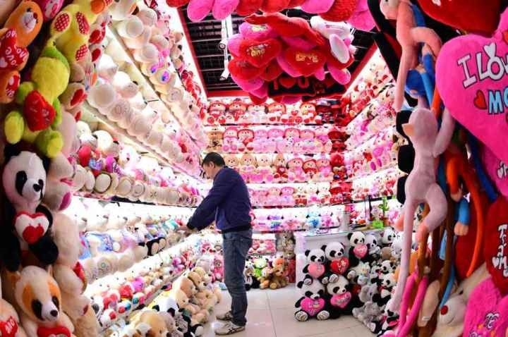商戶在店鋪內整理毛絨玩具。共享聯(lián)盟·義烏 呂斌 攝