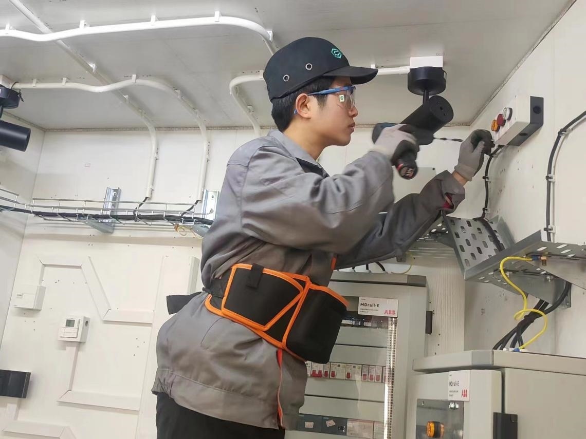 張強(qiáng)在安裝指示燈盒實訓(xùn)中。高磊磊 攝