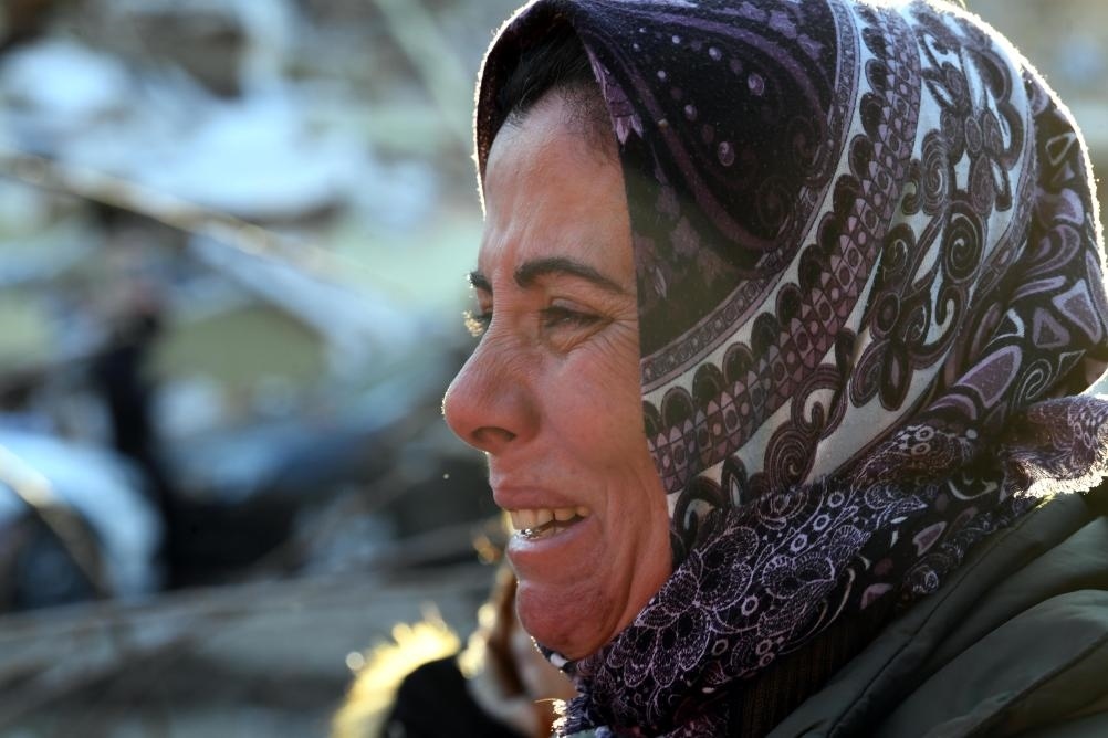 2月8日，在土耳其哈塔伊的一處地震廢墟，當(dāng)?shù)鼐用竦却H人的消息。新華社記者沙達(dá)提攝