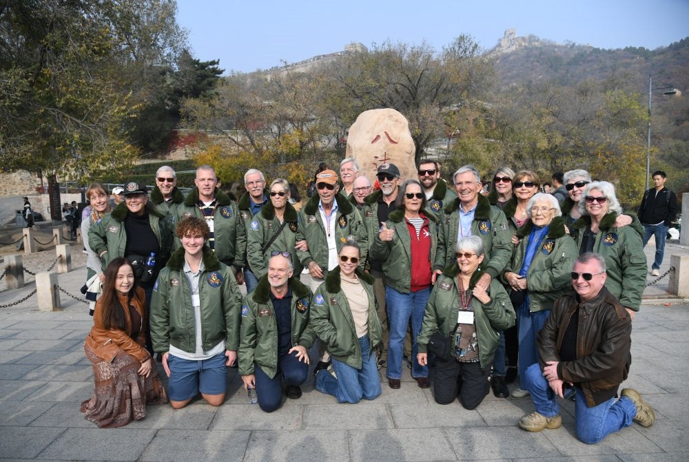 2023年10月29日，飛虎隊(duì)老兵莫耶一行人在北京八達(dá)嶺長城合影留念。當(dāng)日，美中航空遺產(chǎn)基金會訪華代表團(tuán)成員陸續(xù)抵達(dá)北京。新華社記者 任超 攝