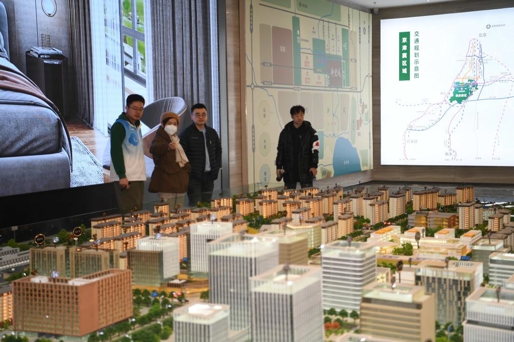 購房者在河北雄安新區(qū)某項(xiàng)目售樓部查看沙盤（2月25日攝）。新華社記者 朱旭東 攝