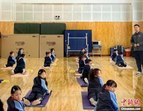 逸陽文思學(xué)校學(xué)生正在進行運動恢復(fù)矯正訓(xùn)練。<a target='_blank' href='/' ><p align=