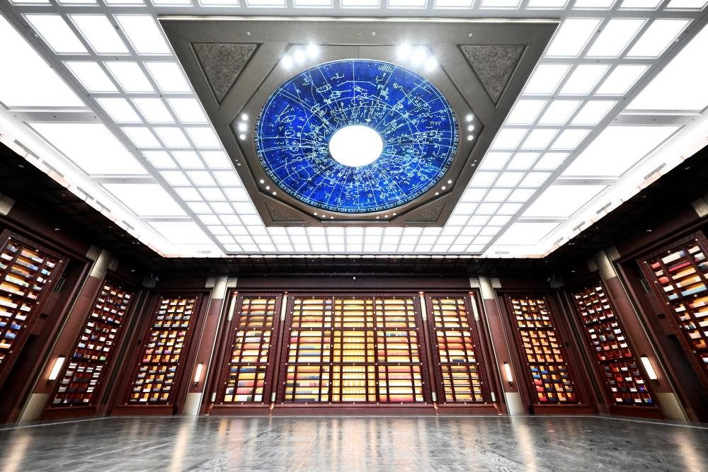 △中國(guó)國(guó)家版本館中央總館“文瀚閣”內(nèi)景。星空穹頂上是一幅宋代石刻天文圖，傳遞著“文瀚閣”的寓意：中華文明如星空般浩瀚璀璨。