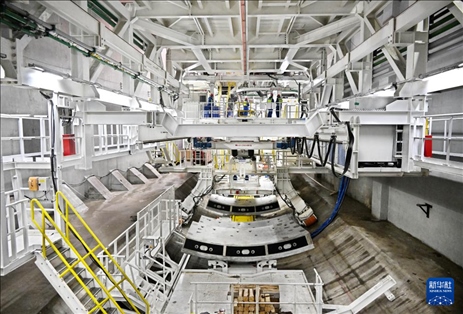 12月30日，建設(shè)者在青島膠州灣第二隧道工程南線主線隧道盾構(gòu)掘進(jìn)現(xiàn)場作業(yè)。新華社記者 李紫恒 攝