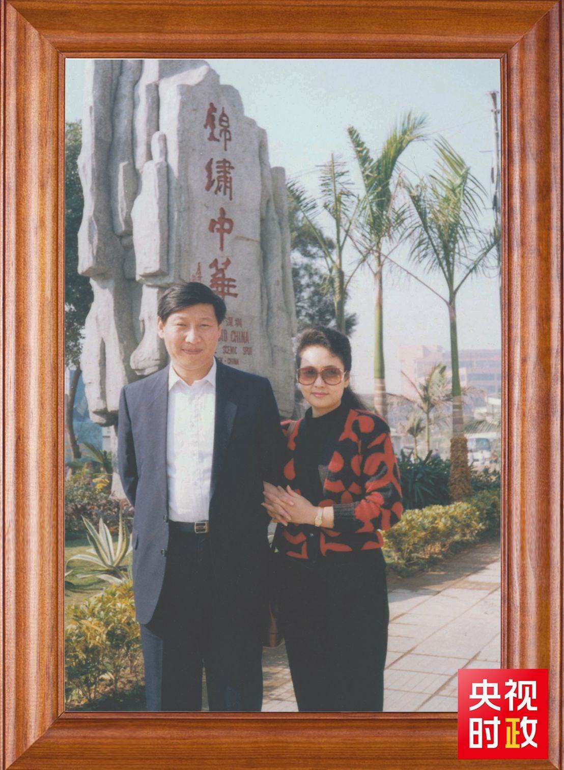 △這是習(xí)近平和夫人彭麗媛的合影。這張照片第一次出現(xiàn)在他的書架上。