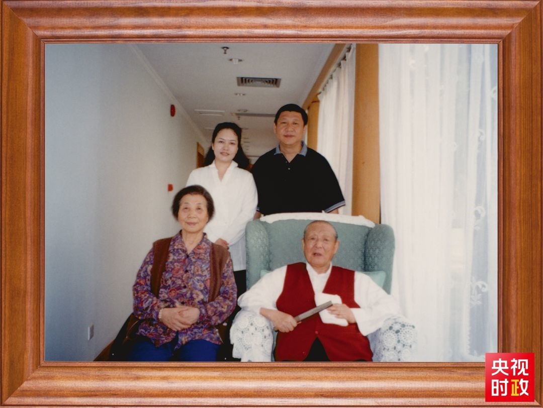 △這是習(xí)近平夫婦同父親習(xí)仲勛、母親齊心的合影。這張照片第一次出現(xiàn)在他的書架上。
