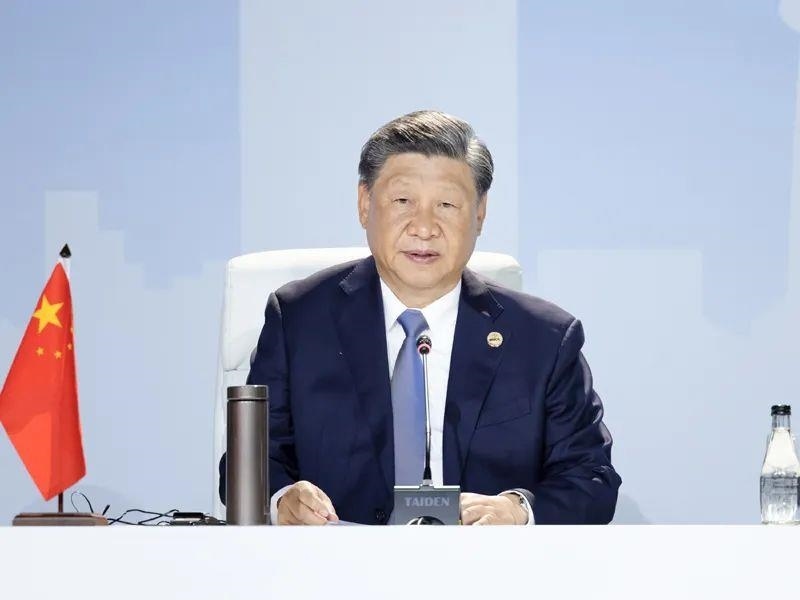 當(dāng)?shù)貢r(shí)間8月24日，習(xí)近平主席在南非約翰內(nèi)斯堡出席金磚國(guó)家領(lǐng)導(dǎo)人第十五次會(huì)晤特別記者會(huì)。