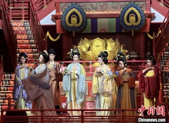 2023年12月31日晚間，在長(zhǎng)安十二時(shí)辰主題街區(qū)進(jìn)行的漢服表演。 中新社記者 張一辰 攝