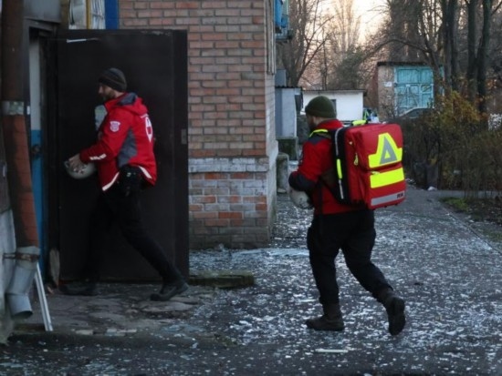  2023年11月25日，烏克蘭紅十字會(huì)救援人員在基輔市一棟遭空襲的居民樓實(shí)施清理和救助工作。新華社發(fā)（羅曼·佩圖什科夫攝）
