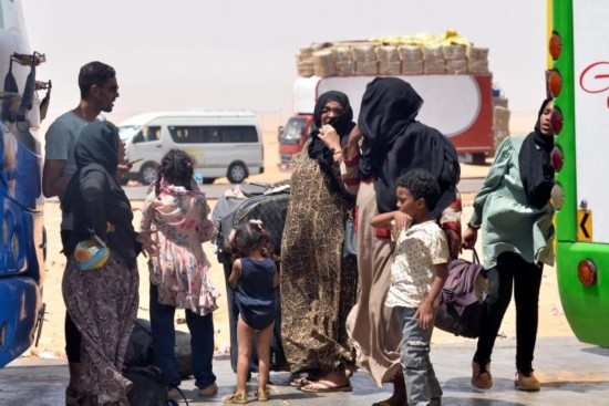  2023年4月27日，在埃及南部與蘇丹交界的阿爾根邊境口岸，人們離開蘇丹進(jìn)入埃及境內(nèi)。新華社發(fā)（拉德萬攝）