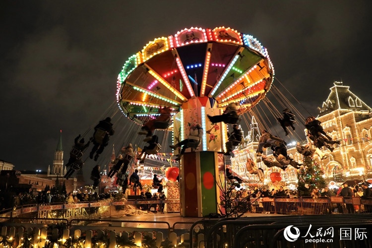 位于莫斯科紅場中央的“古姆”新年集市。人民網(wǎng)記者 隋鑫攝