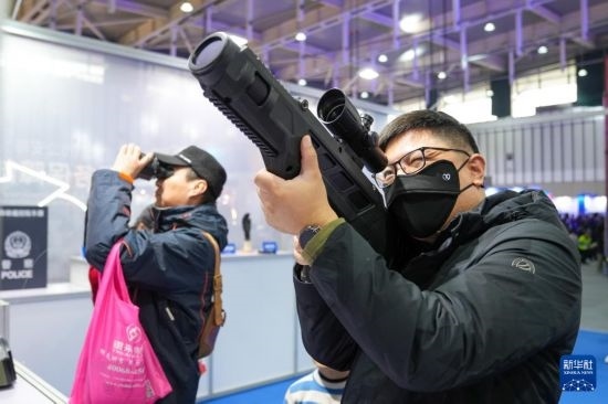 1月6日，觀眾在警營開放周活動現(xiàn)場體驗警用激光炫目槍。