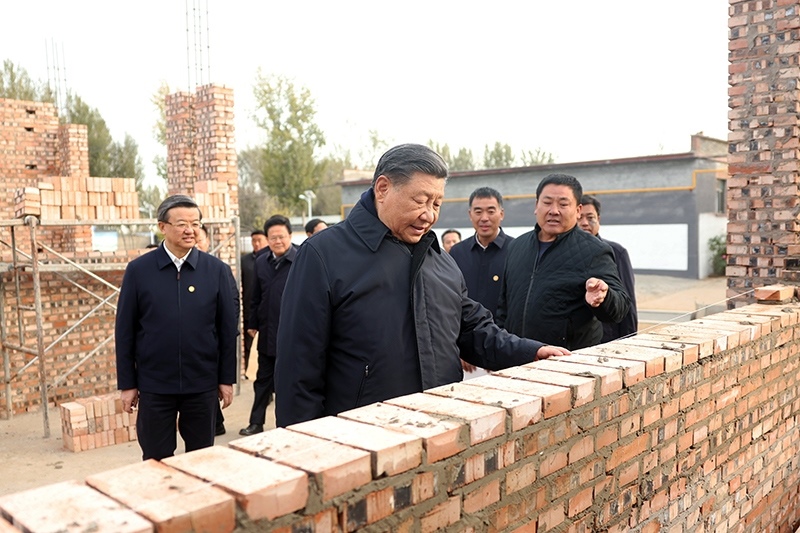2023年11月10日，習(xí)近平總書記在河北保定涿州市刁窩鎮(zhèn)萬全莊村房屋重建施工現(xiàn)場考察。