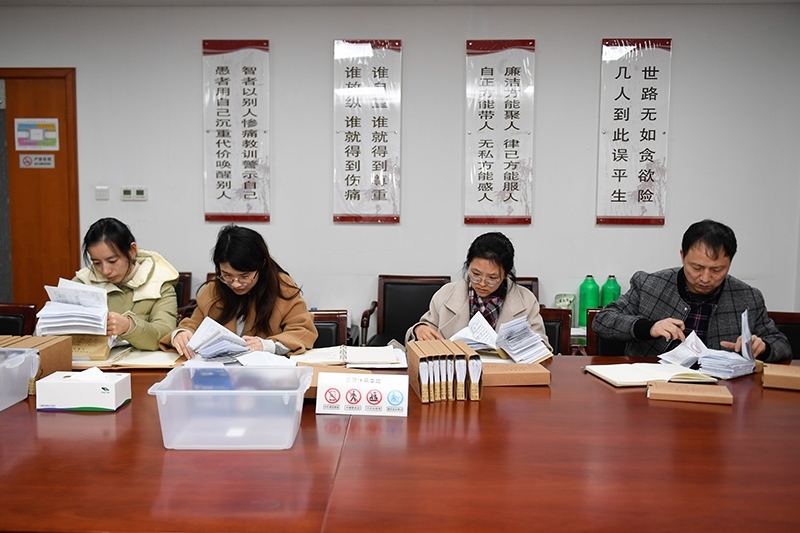 2020年1月8日，浙江寧波市北侖區(qū)紀(jì)委工作人員在檢查北侖區(qū)大數(shù)據(jù)發(fā)展管理中心2019年的公款消費票據(jù)，查找是否存在違規(guī)問題。