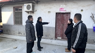  圖②：法官勘察訟爭房產。