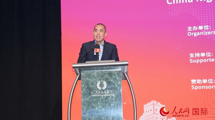 內(nèi)華達(dá)州副州長辦公室幕僚長魯?shù)稀づ撩鲌D安在論壇致辭。人民網(wǎng)記者 鄧圩攝