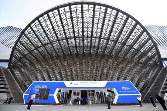 2023年10月30日，參會嘉賓步入長沙國際會議中心。當(dāng)日，以“全球發(fā)展 共享安全”為主題的博鰲亞洲論壇全球經(jīng)濟(jì)發(fā)展與安全論壇第二屆大會在湖南長沙開幕。新華社記者 陳振海 攝