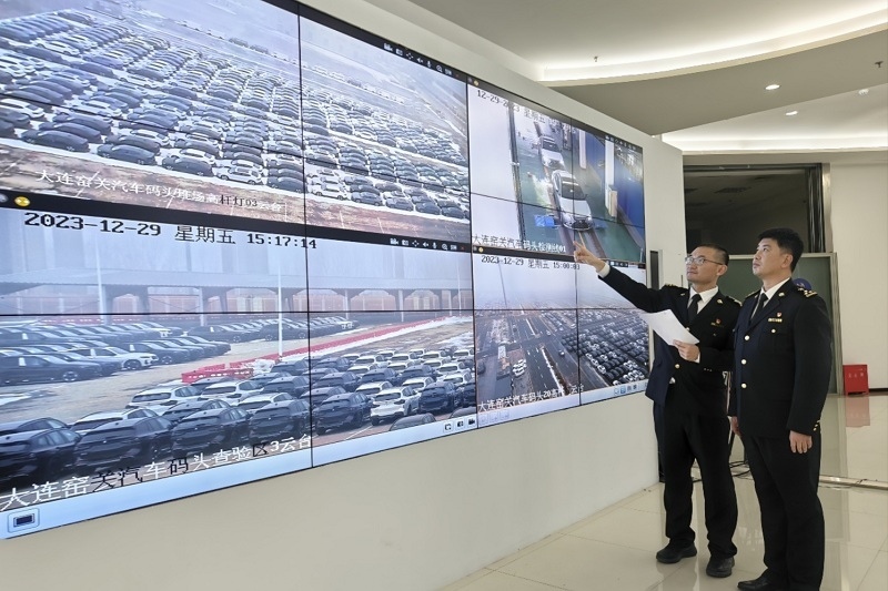 海關(guān)關(guān)員視頻巡查出口汽車場地。李進(jìn)攝