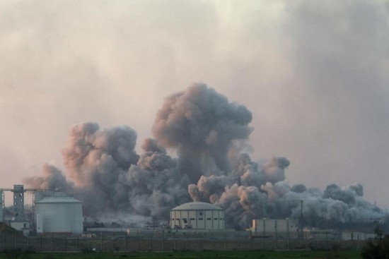  這是1月6日從加沙邊境以色列一側(cè)拍攝的加沙北部遭襲情況。新華社發(fā)（伊蘭·阿薩亞格攝/基尼圖片社）