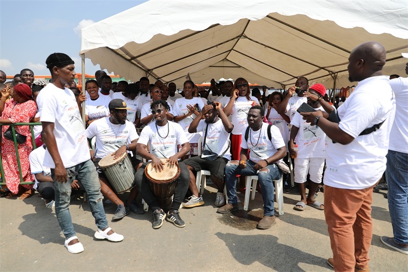 當?shù)孛癖姂c祝通車。中建國際中西非公司供圖。