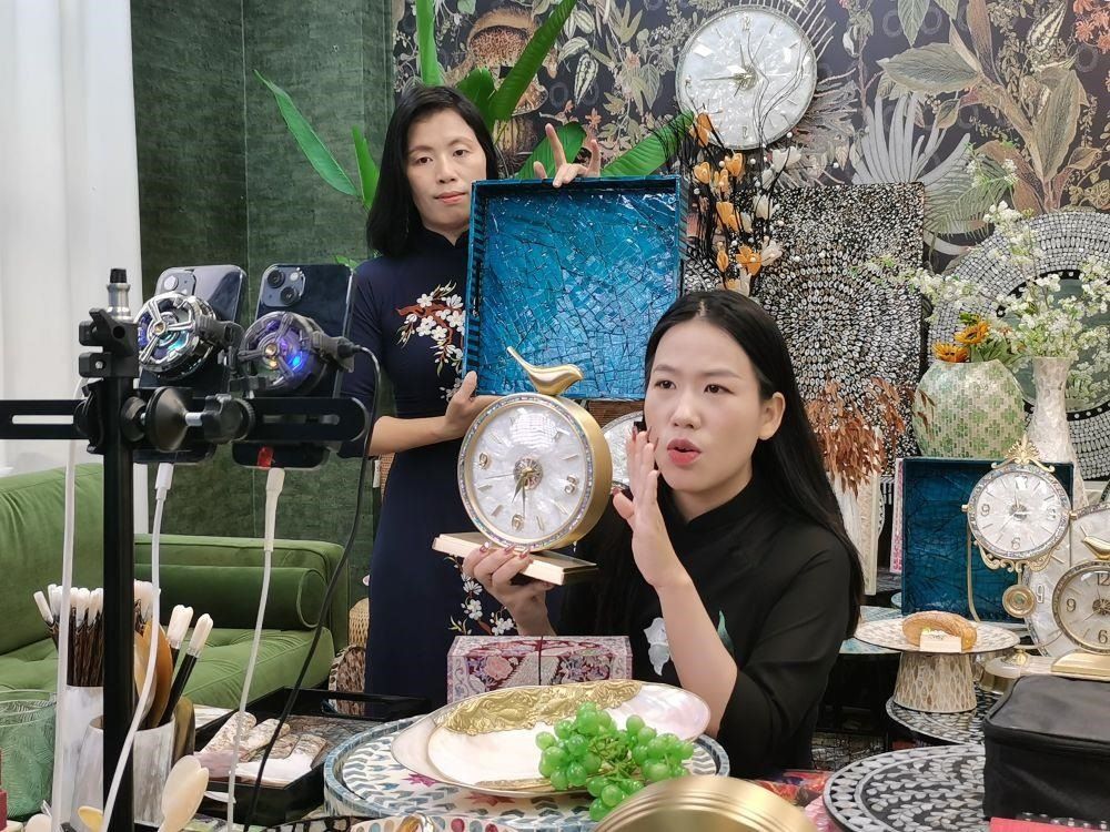 △在廣西防城港東興市一個(gè)電商直播間里，主播在進(jìn)行活動推介。