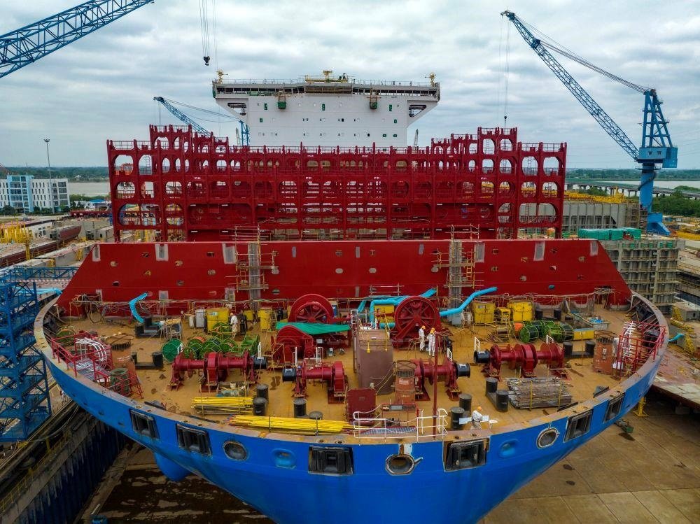 △2023年5月7日，江蘇揚(yáng)州中遠(yuǎn)海運(yùn)重工有限公司工人在作業(yè)。