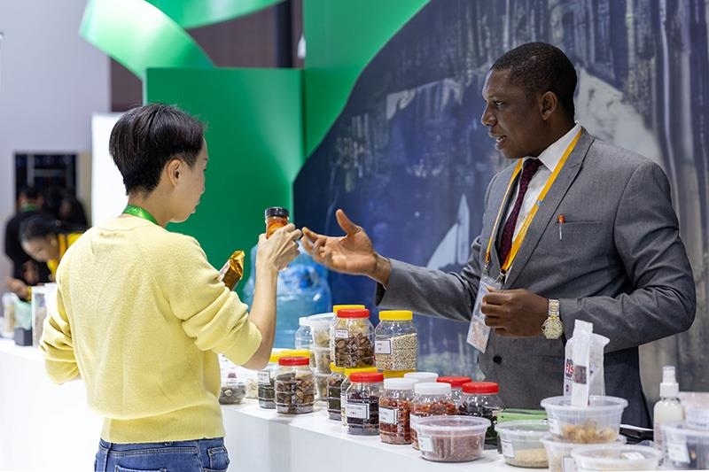 △2023年11月7日，在進(jìn)博會國家館尼日利亞館，展商介紹尼日利亞產(chǎn)品。
