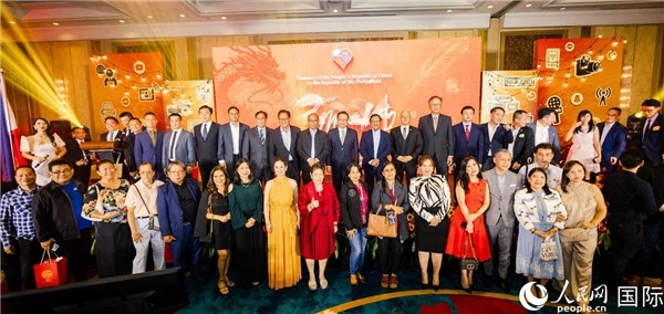 出席駐菲律賓使館2024年新年媒體沙龍部分嘉賓代表合影。人民網(wǎng)記者樊帆 攝