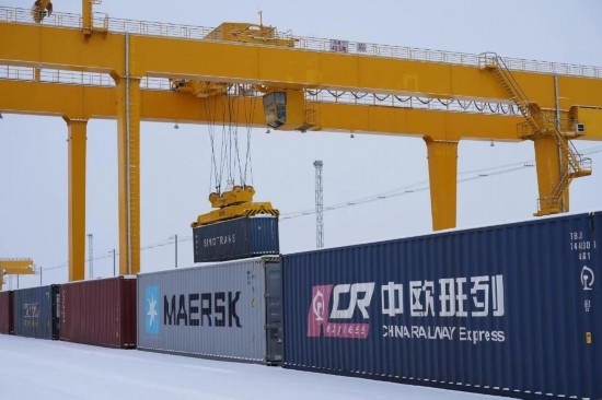 霍爾果斯口岸鐵路換裝場內(nèi)正在進(jìn)行集裝箱換裝作業(yè)。（受訪單位供圖）