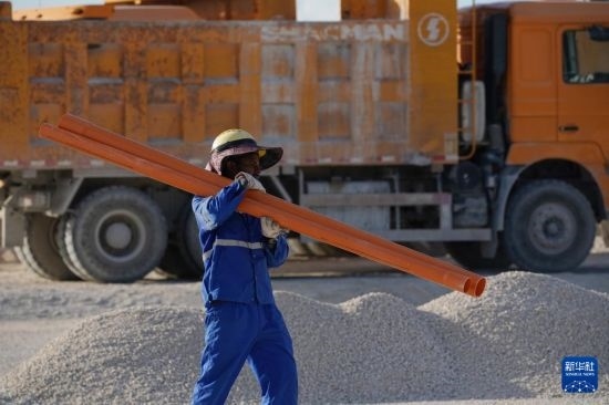 1月18日，工作人員在瑙魯艾沃港碼頭升級改造項目工地工作。新華社記者 王申 攝