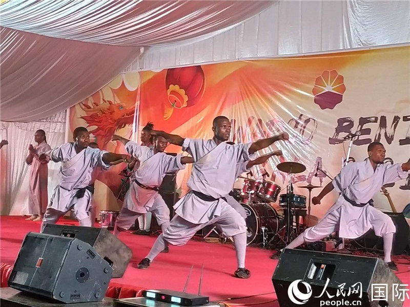貝寧中國文化中心武術(shù)隊在進行表演。人民網(wǎng)記者 黃培昭攝