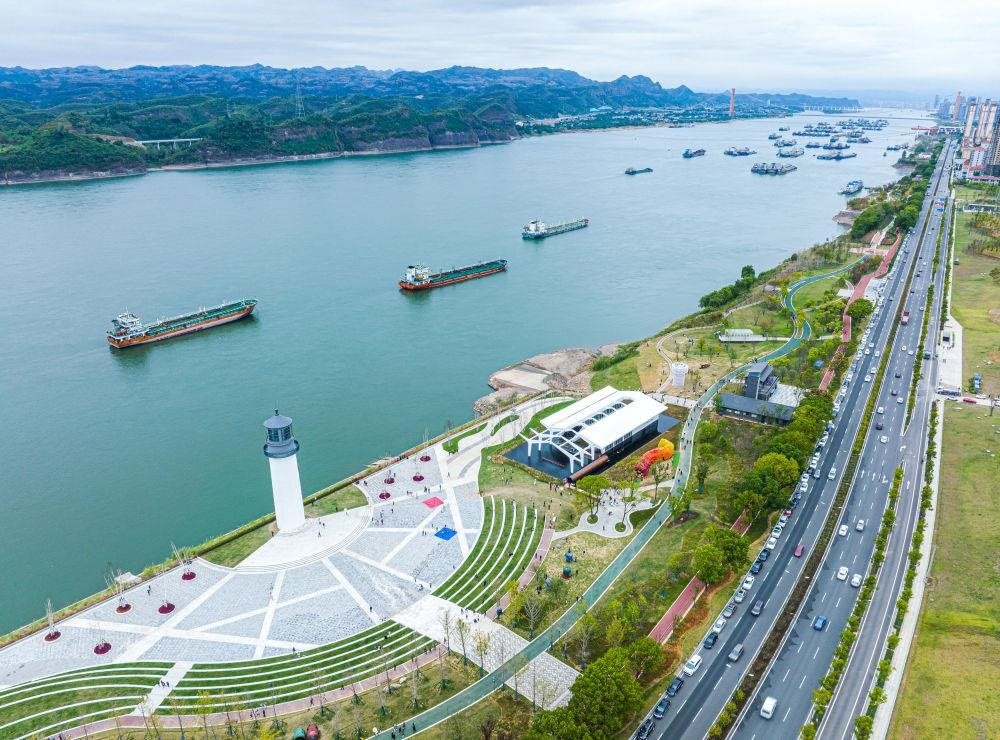 △湖北宜昌市濱江公園燈塔廣場。該廣場是在實施岸線復(fù)綠等綜合措施后，由老舊碼頭改造而成。