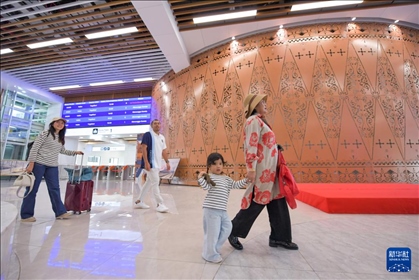 1月24日，在印度尼西亞雅加達哈利姆站，乘客在候車大廳內(nèi)行走。新華社記者 徐欽 攝