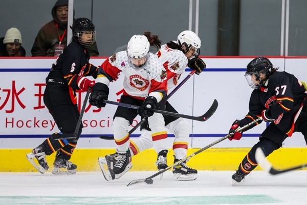 雙方球員爭搶。中國冰球協(xié)會供圖