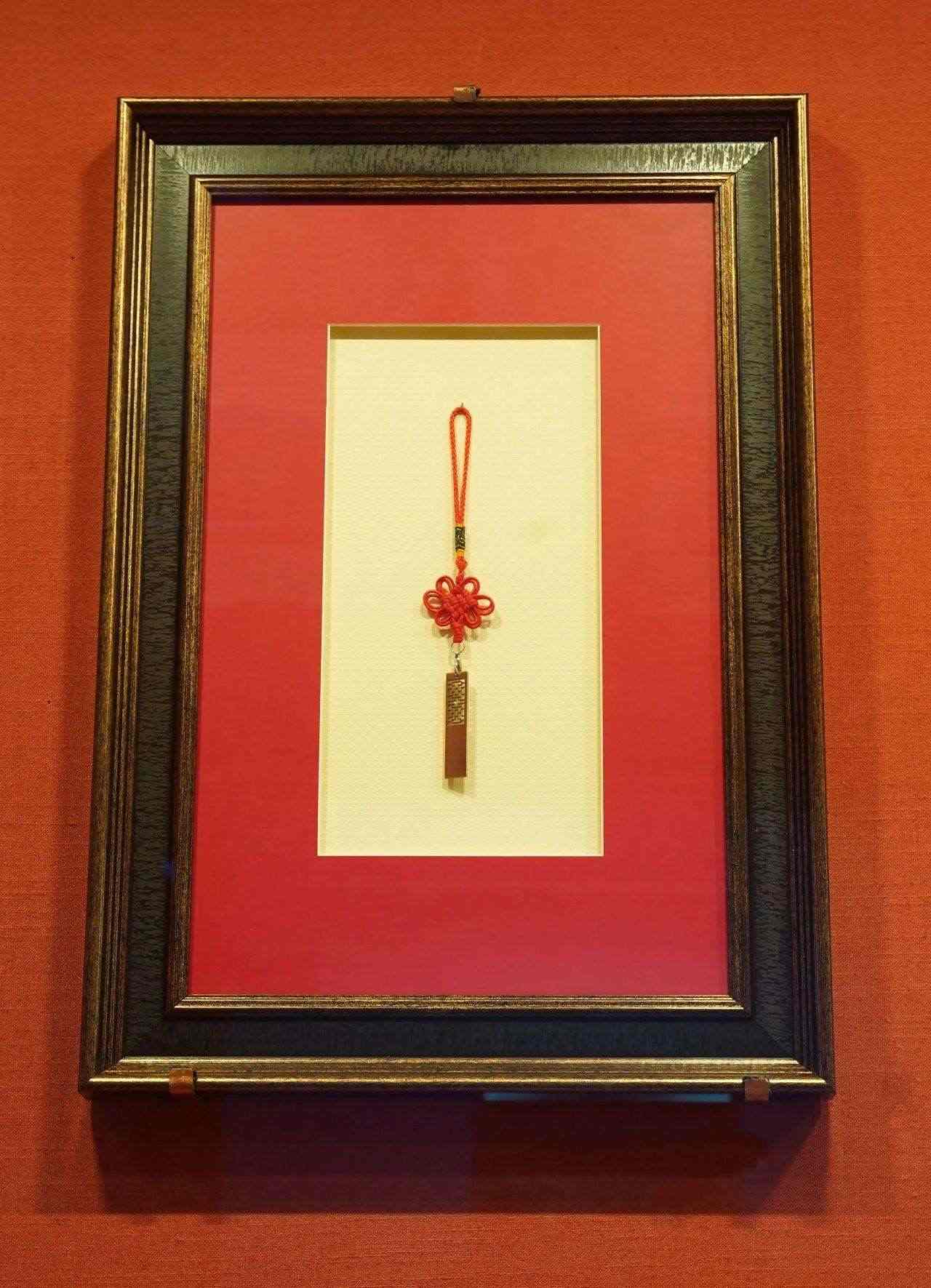 2017年5月，時任肯尼亞總統(tǒng)烏胡魯·肯雅塔贈送習近平主席的蒙內鐵路紀念U盤。