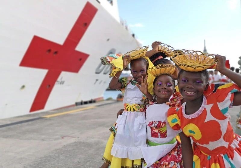 2018年10月，在安提瓜和巴布達首都圣約翰，當地小朋友身穿傳統(tǒng)服裝歡迎中國海軍“和平方舟”醫(yī)院船首次到訪。