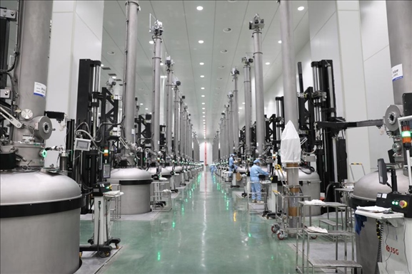 曲靖經(jīng)開區(qū)晶澳太陽能生產(chǎn)車間場景。 葉倬瑋攝