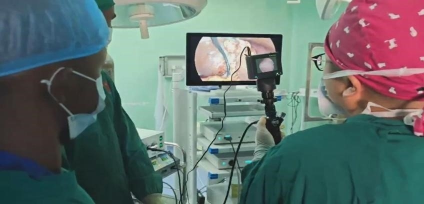 吳巍醫(yī)生（右一）在開展雙鏡聯合手術。中國援桑醫(yī)療隊供圖